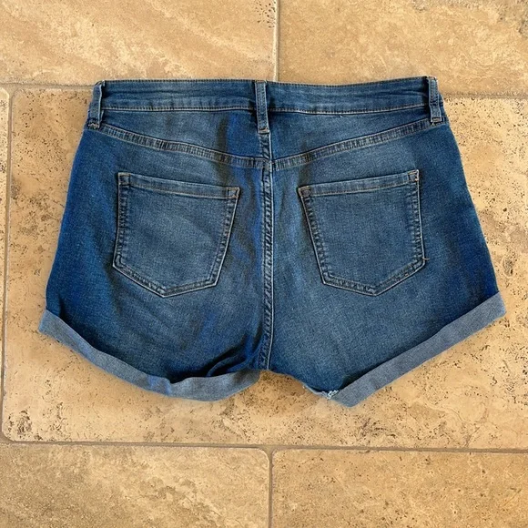 Like new jean shorts from H&M - Picture 2 of 9